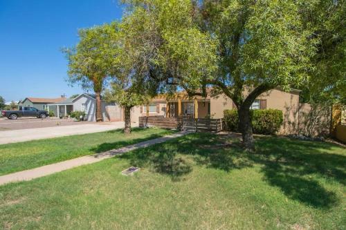 Mid-century Melrose 3bdrm Vintage Vibe With Pool