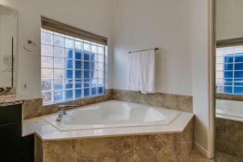 Amazing 4 Bedroom Retreat With Heated Pool