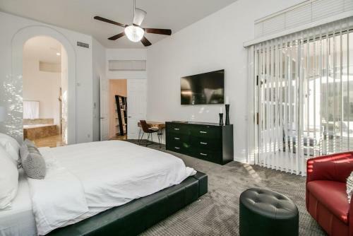 Amazing 4 Bedroom Retreat With Heated Pool