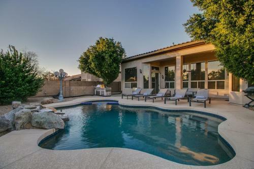 Amazing 4 Bedroom Retreat With Heated Pool