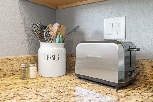 The Comforts' Inn: Desert Oasis