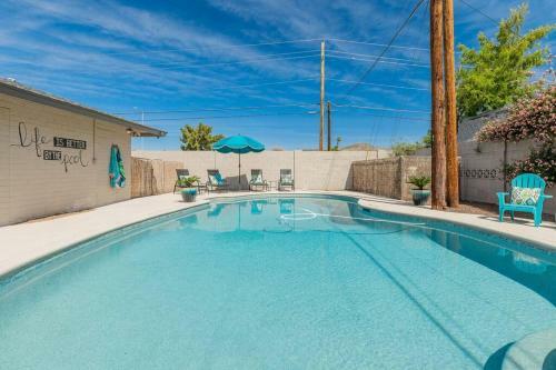 The Comforts' Inn: Desert Oasis