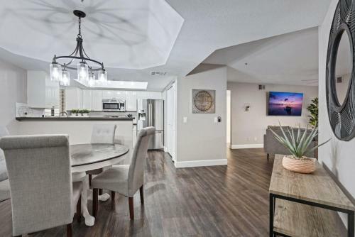Beautiful Newly Remodeled 2-bdrm Biltmore Condo