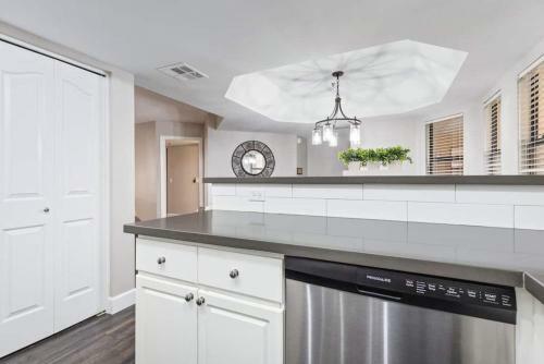 Beautiful Newly Remodeled 2-bdrm Biltmore Condo