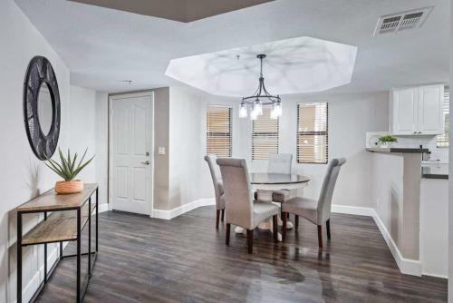 Beautiful Newly Remodeled 2-bdrm Biltmore Condo