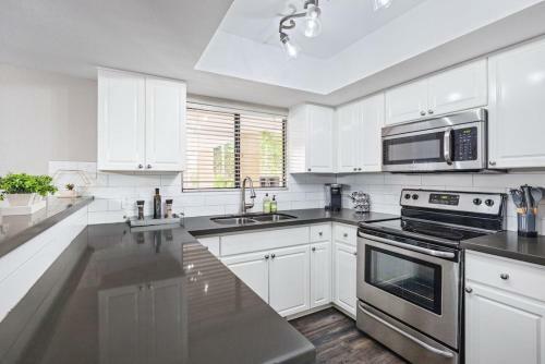 Beautiful Newly Remodeled 2-bdrm Biltmore Condo