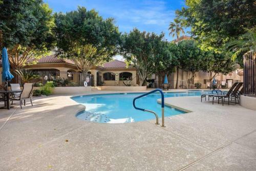 Beautiful Newly Remodeled 2-bdrm Biltmore Condo