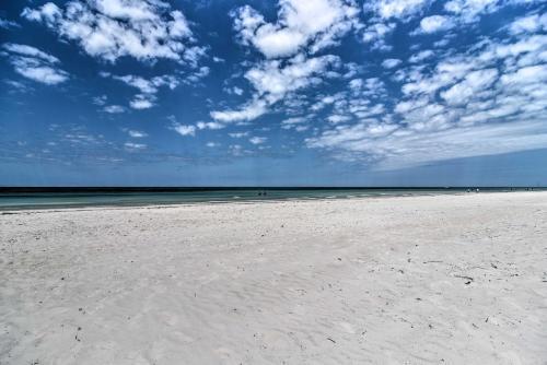 Apartamento Modern Beach Retreat With Deck - Walk To Sand!