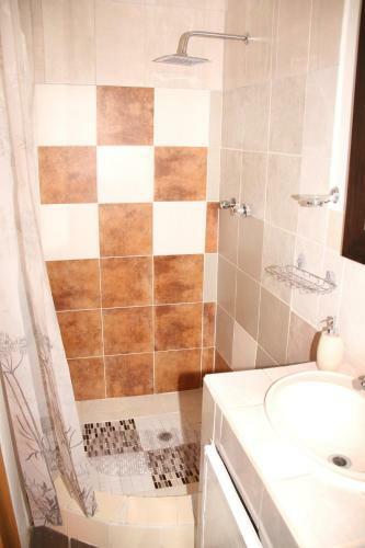 Lovely 1-bedroom Flat In A House In Germiston