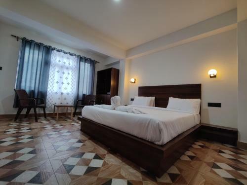 Hotel The Royal Crest