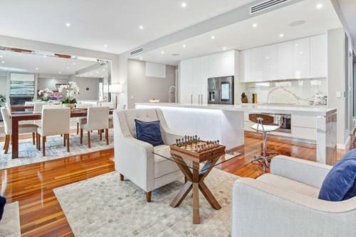 Deluxe Norwood 3 Bdrms, Pool, Wifi Sleeps 6
