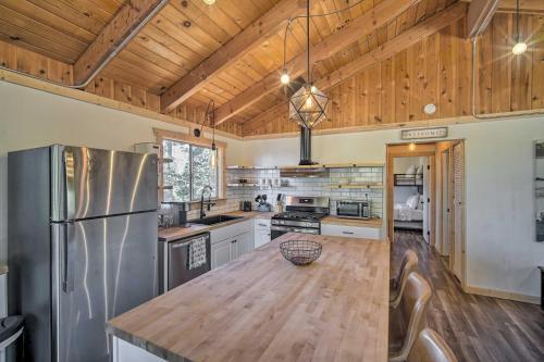 Newly Renovated Lake Arrowhead Cabin With Deck!