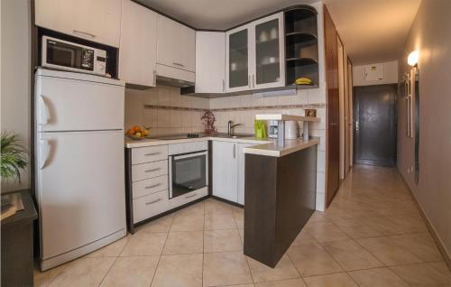 Awesome Apartment In Podstrana With 2 Bedrooms