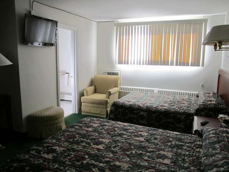 Canadiana Motel