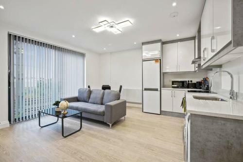 Immaculate And Modern 2 Bedroom Apartment In Slough