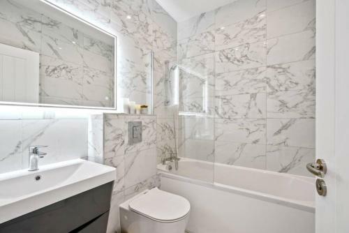 Modern, Stylish Two Bedroom Apartment In Slough