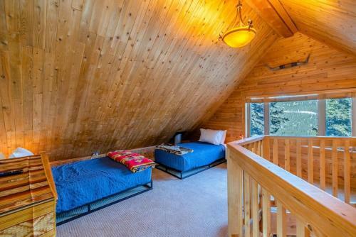 Cozy Cabin Perched On The Mountainside - Alpine Haus
