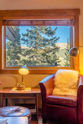 Cozy Cabin Perched On The Mountainside - Alpine Haus