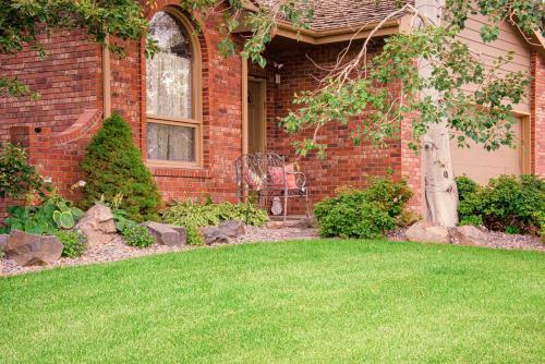 Charming Home With Yard About 12 Mi To Fort Collins