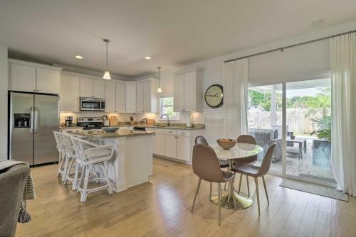Coastal-chic Home Pool, Patio, 1 Mi To Beach