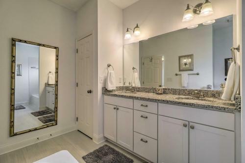 Coastal-chic Home Pool, Patio, 1 Mi To Beach
