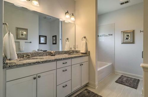 Coastal-chic Home Pool, Patio, 1 Mi To Beach