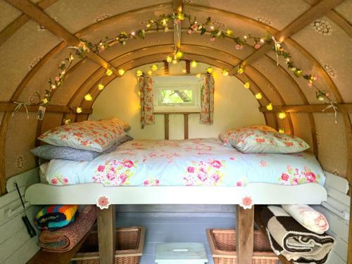 Genuine Gypsy Wagon And Glamping In Private Field