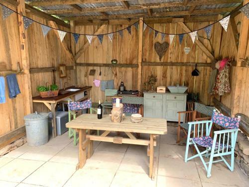 Genuine Gypsy Wagon And Glamping In Private Field