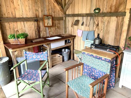 Genuine Gypsy Wagon And Glamping In Private Field