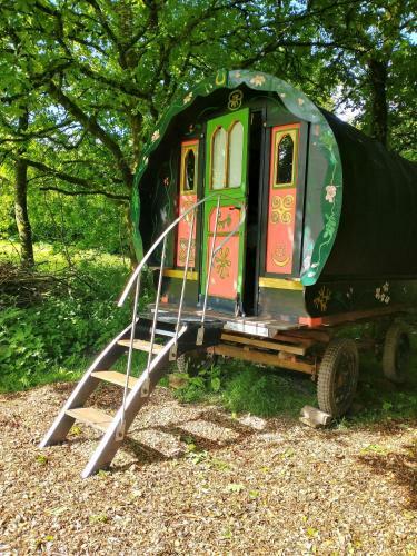 Genuine Gypsy Wagon And Glamping In Private Field