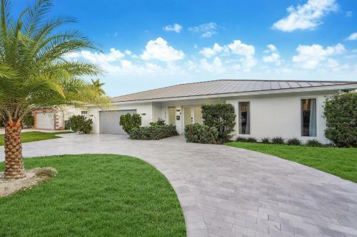 Palisades By Jadoreluxe L Oasis Pool And Waterview