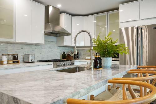 Palisades By Jadoreluxe L Oasis Pool And Waterview