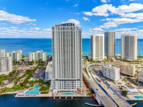 5 Amenities 2 2 High Floor With Stunning Views Infinity Edge Pool