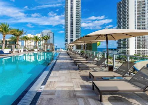 5 Amenities 2 2 High Floor With Stunning Views Infinity Edge Pool