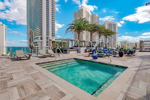 5 Amenities 2 2 High Floor With Stunning Views Infinity Edge Pool