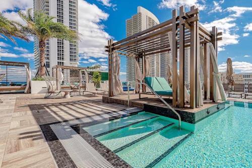 5 Amenities 2 2 High Floor With Stunning Views Infinity Edge Pool