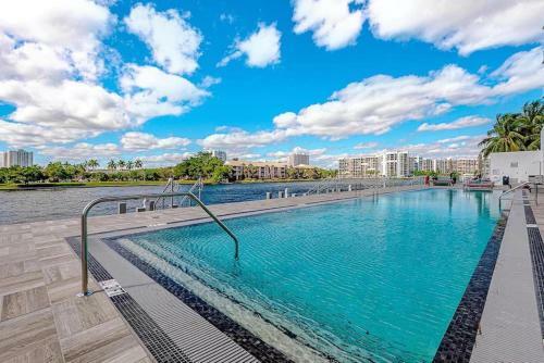 5 Amenities 2 2 High Floor With Stunning Views Infinity Edge Pool