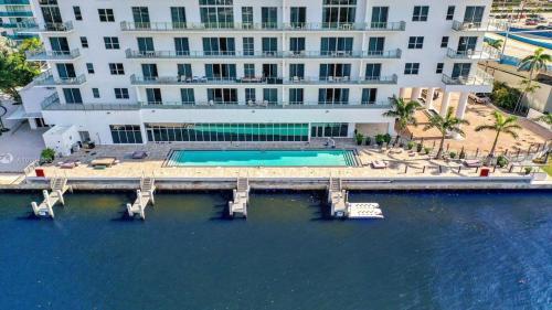5 Amenities 2 2 High Floor With Stunning Views Infinity Edge Pool