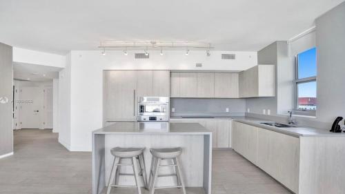 5 Amenities 2 2 High Floor With Stunning Views Infinity Edge Pool