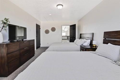 Treasure Valley?s Massive Gathering Home With Ballroom Sleeps 32
