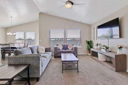 Gorgeous 3 Bedroom Private Custom Home In Central Meridian