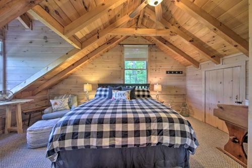 Treetop Hideout With Long-range Mountain Views!