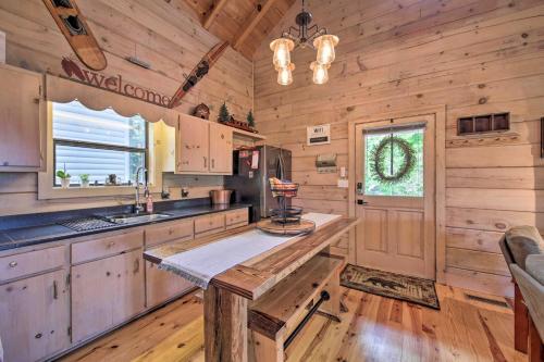 Treetop Hideout With Long-range Mountain Views!