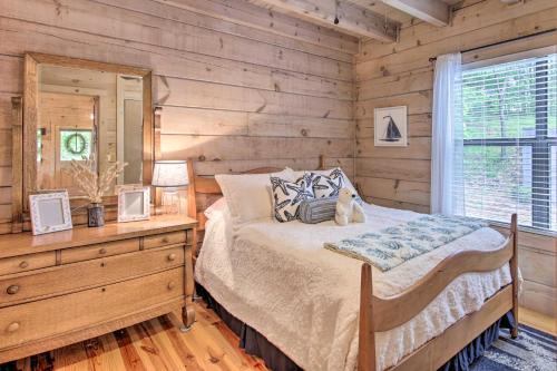 Treetop Hideout With Long-range Mountain Views!