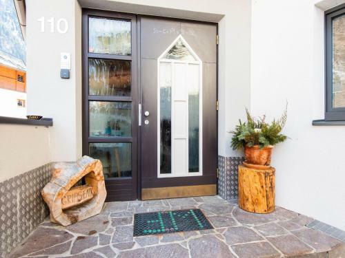 Spectacular Apartment In L�ngenfeld With 3 Balconies