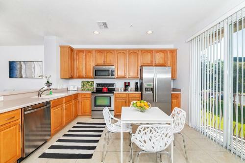 Updated Vista Cay Townhome, 10 Min From Universal