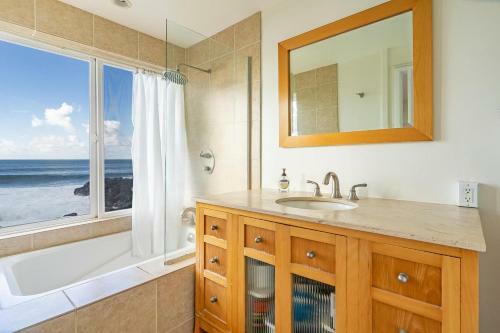Waimea Point Oceanfront House - (with Air Conditioning)