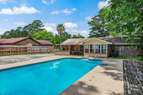 Garden City Oasis-pool-fenced Yard