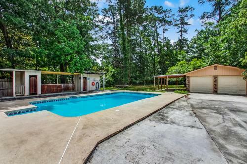 Garden City Oasis-pool-fenced Yard