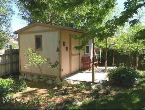Wow! Spacious Retreat & Amazing Yard 2400+4bd/3bth